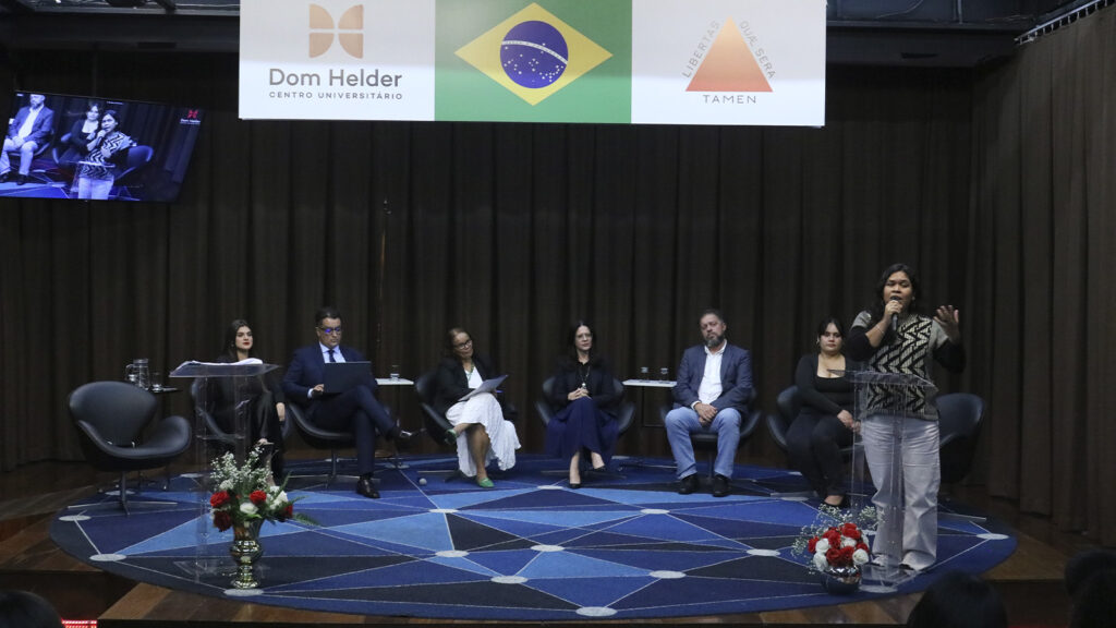 Aluna indigenista durante discurso
