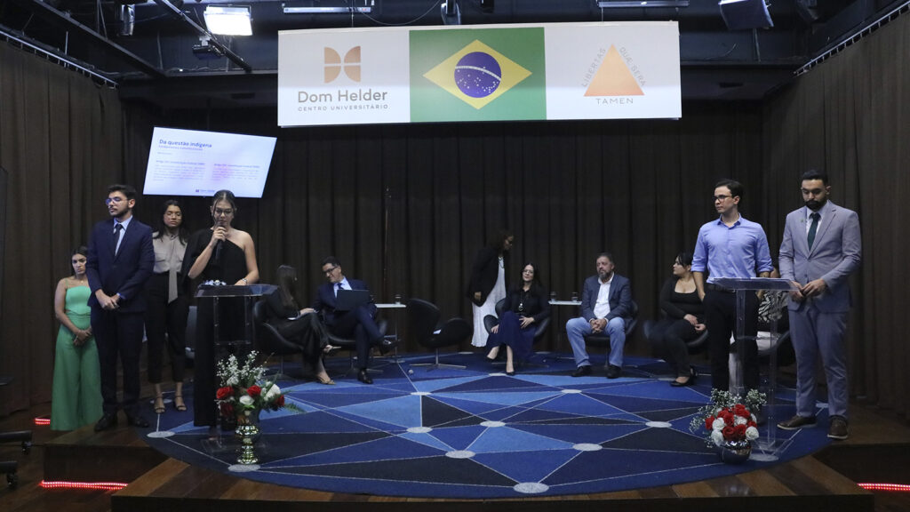 Alunos durante apresentação de projetos